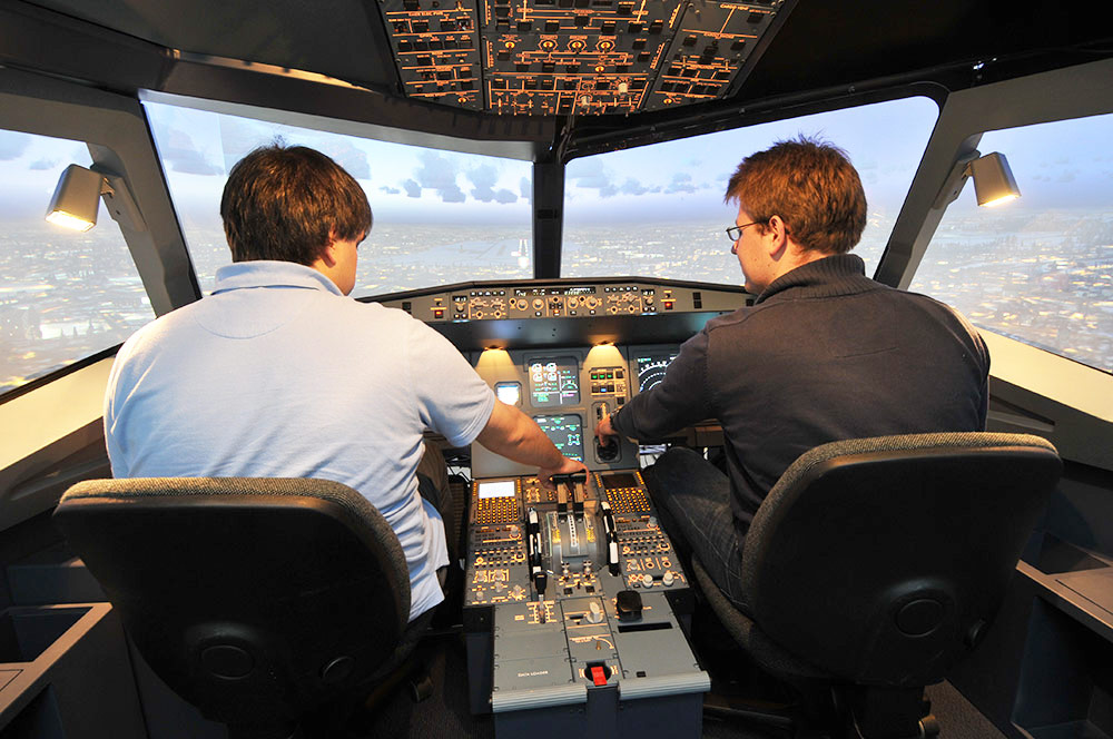 Zwei Männer sitzen im Flugsimulator