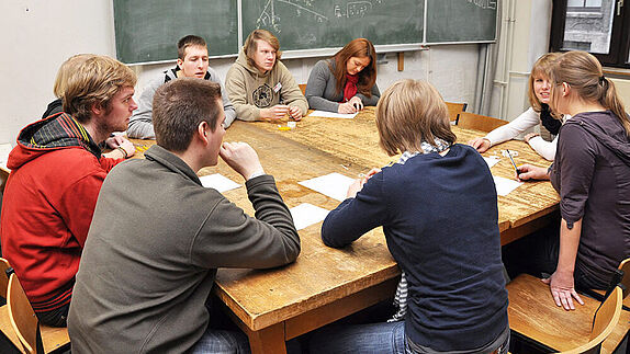 Studierende im Seminarraum beim Unternehmensplanspiel 