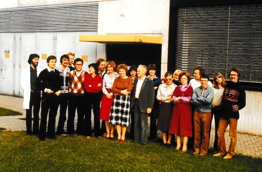 A fotograph showing Prof. Dr Fritz Wagner (centre) with his colleagues from the Department of Biochemistry and Biotechnology on the premises of the former Society for Biotechnological Research in Braunschweig-Stöckheim in 1980.