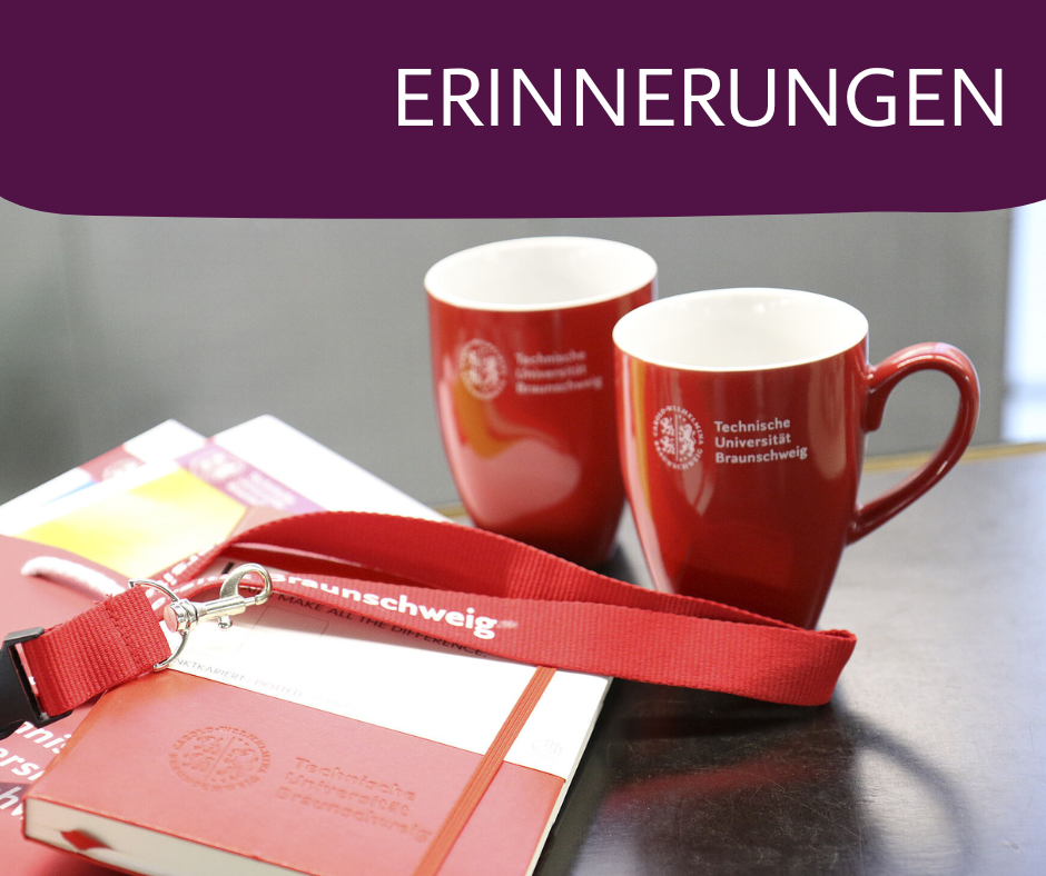 Zu sehen sind verschiedene Artikel mit TU Braunschweig Logos: Tassen, Schlüsselband und ein Notizbuch. Darüber steht: Erinnerungen.