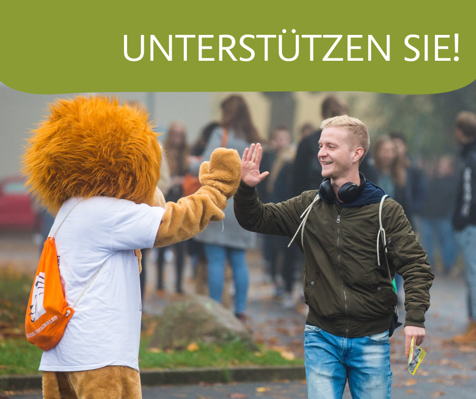 Zu sehen ist das Löwenmaskottchen der TU Braunschweig und wie es einem Studierenden das High Five anbietet.