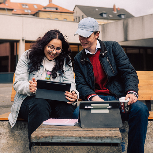 Studierende auf dem Universitätsplatz