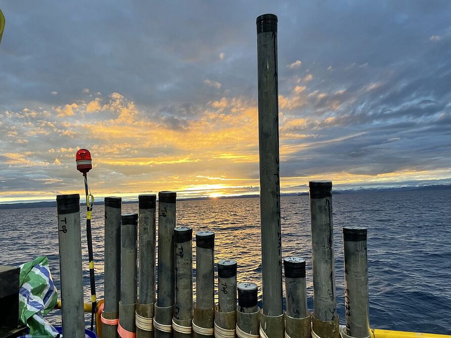 Sonnenaufgang nach erfolgreicher Nachtschicht. Das erkennt man an der Anzahl der Sedimentkerne.