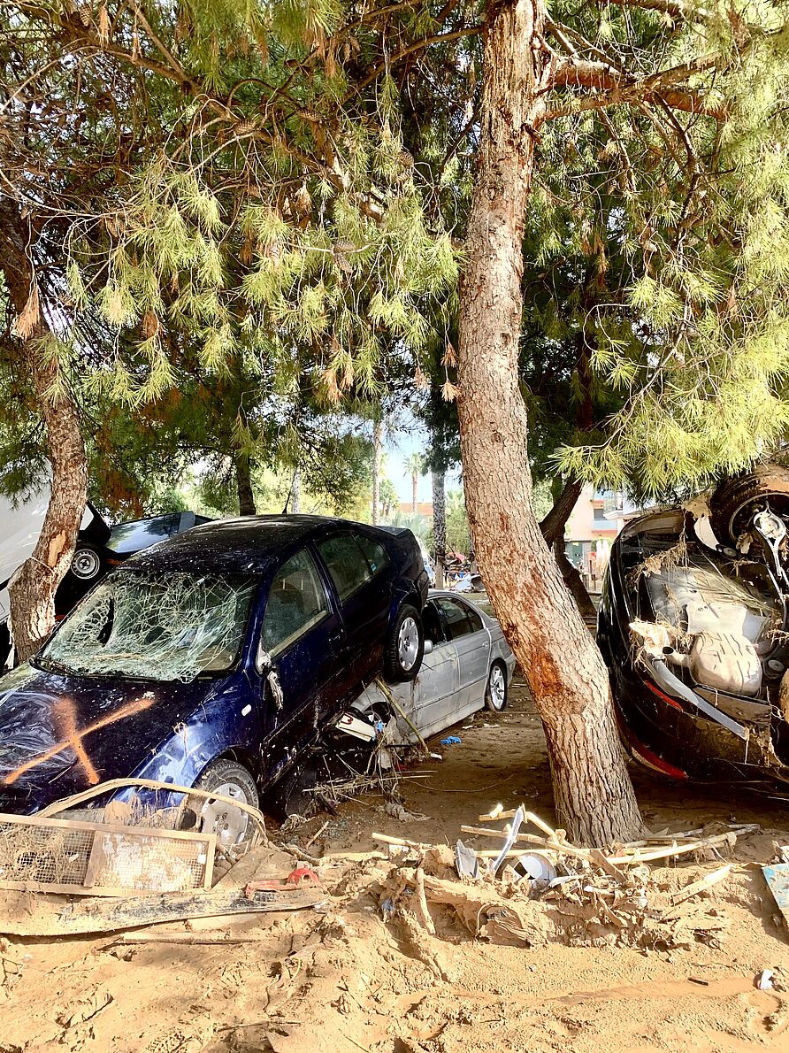 Massanassa: Durch den Sturm stapelten sich die Autos, das X deutet darauf hin, dass Leichen in den Autos lagen