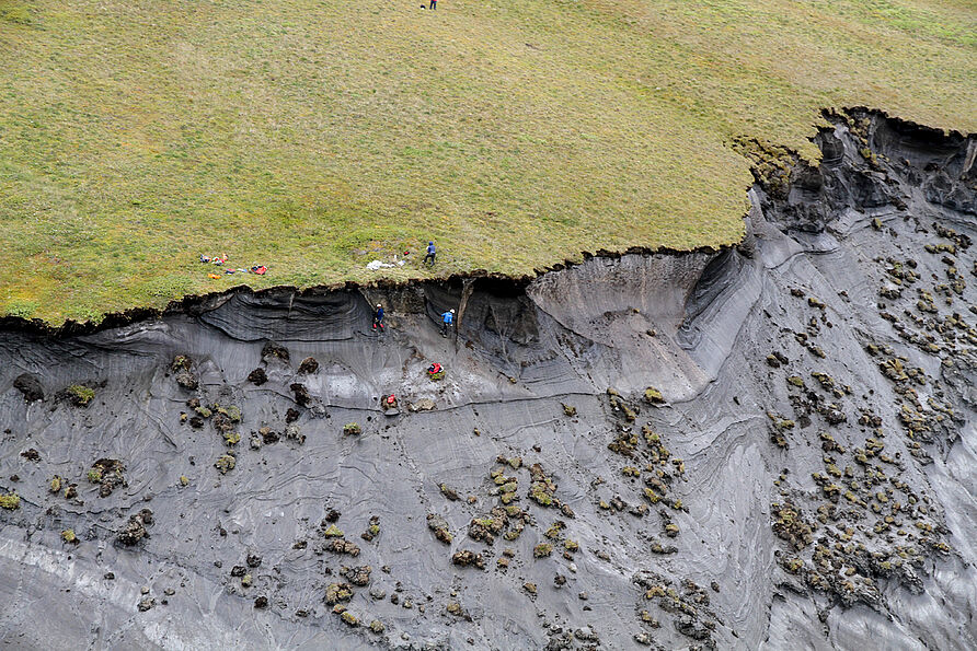 Wissenschaftler*innen bei ihrer Forschungsarbeit an einer erodierenden Steilküste von Herschel Island, Kanada.