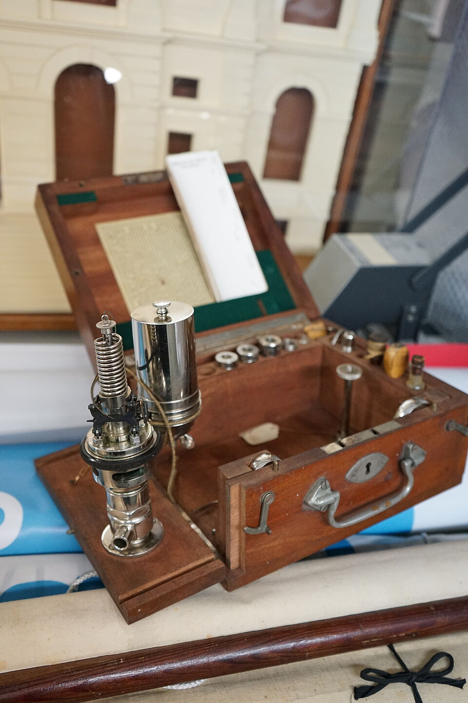 Transportkoffer aus Holz, mit einem Messkolben aus den 1910er Jahren. Verwendet vom dem Institut für Mühlenwesen für Messungen im Feld.