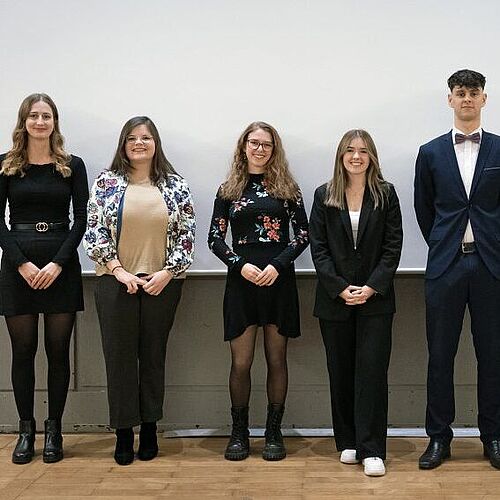 Die Preisträger*innen des diesjährigen „Braunschweiger Bürgerpreises“: Ronja Friedhoff, Lisa-Marie Jalyschko, Luca Madita Nieding, Nele Rosenkranz, Georg Schewtschuk, Larissa Ornat. 