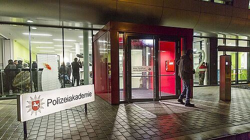 Polizeiakademie-Schild vor dem NFF-Eingang im Kontext des 1000.-Tatortdrehs in 2020