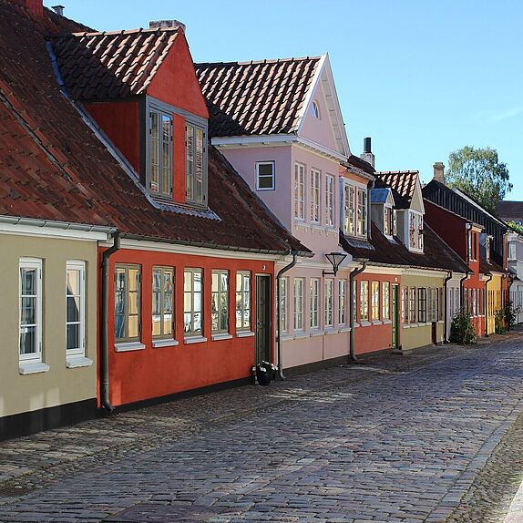 Kleine Reihenhäuser mit Kopfsteinpflasterstraße in Odense 