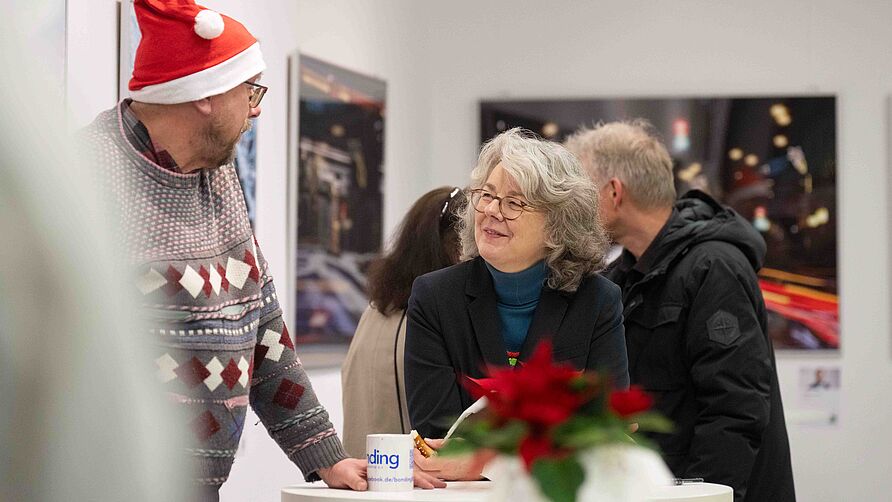 NFF-Nikolausfeier am 06. Dezember 2024: Gesprächssituation in der Ausstellung.