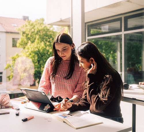 Studierende mit Laptop