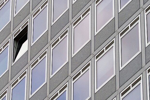 Okerhochhaus mit offenem Fenster