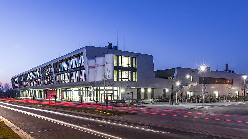 Nachtansicht NFF-Gebäude