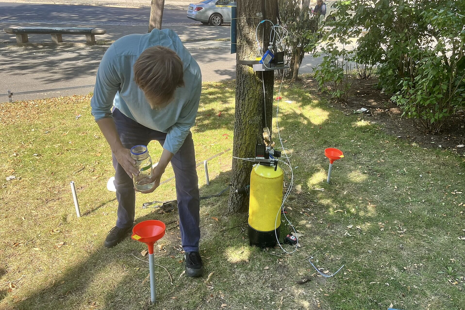 Doktorand Malkin Gerchow vom Institut für Geoökologie bei der Applikation des Tracers (isotopisch angereichertes Wasser, völlig ungefährlich und unschädlich)