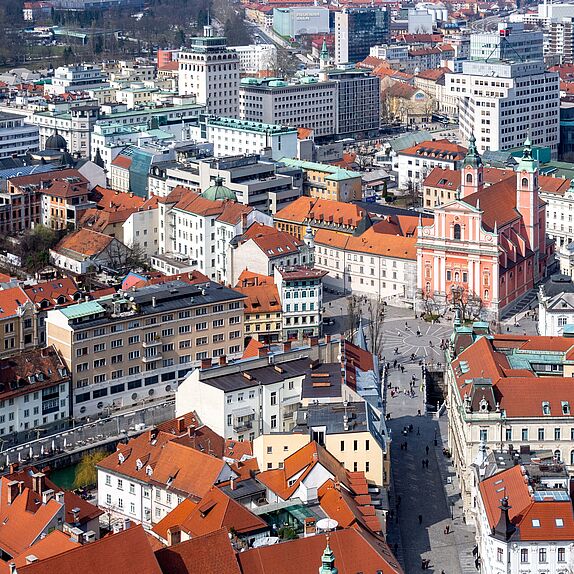 Ein Blick aus der Luft auf die Stadt Ljubljana, in Slowenien
