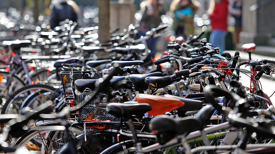 Fahrräder vor dem Altgebäude