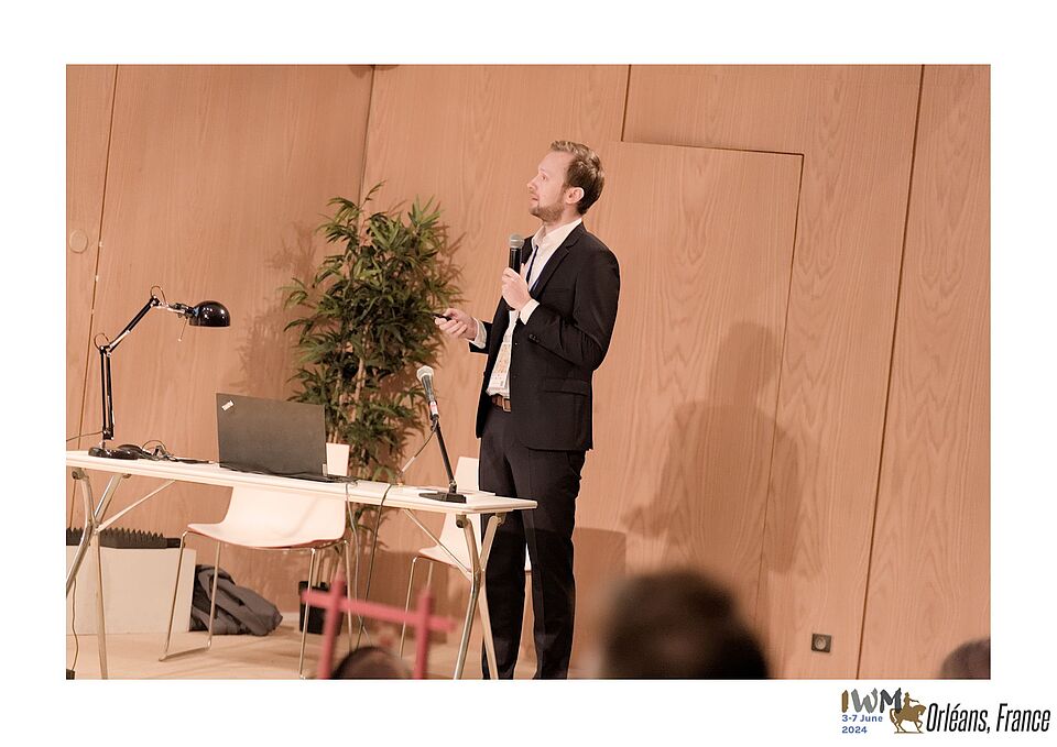 Herr Bröcker hält einen Vortrag auf der IWM Conference in Orléans