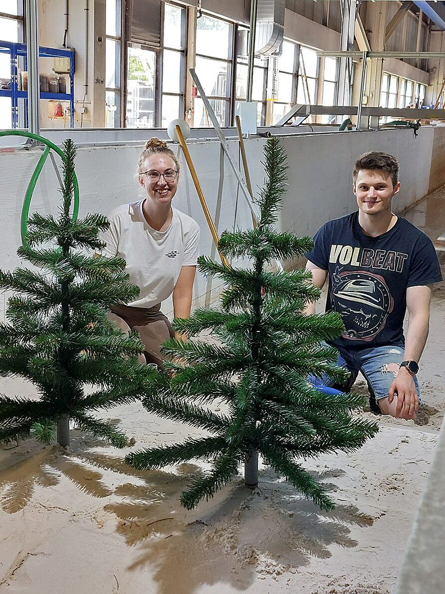 Johannes Schattmannn und Laura-Sophie Wölm beim Einsetzen der Bäume für die Versuche im Wellenkanal. Zusätzlich haben noch Lars Salgmann, Lennart Spennemann und Jonas Neuhaus mitgeholfen. 