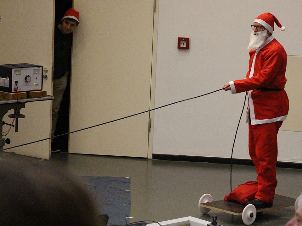 Weihnachtsmann zieht sich über die Oker