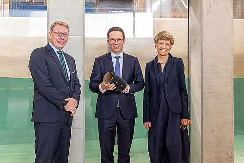 Auftakt der Sommerreise in der Versuchshalle des Leichtweiß-Instituts für Wasserbau der TU Braunschweig: Niedersachsens Wissenschaftsminister Falko Mohrs mit TU-Präsidentin Angela Ittel und Professor Nils Goseberg. Bildnachweis: 