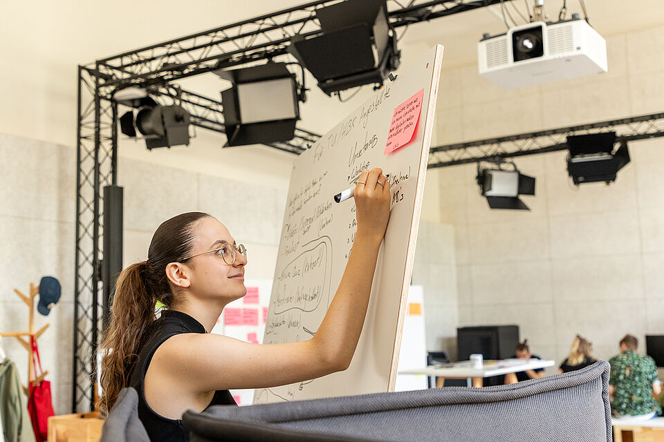 Studierende arbeiten im Media Lab