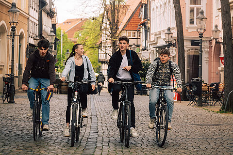 Studierende fahren auf ihren Fahrrädern durch Braunschweigs Altstadt