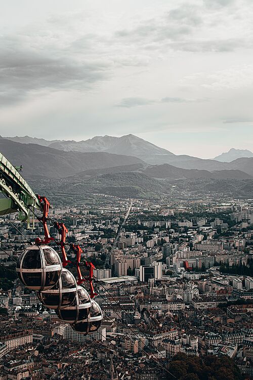 Grenoble mit Seilbahn von oben fotografiert