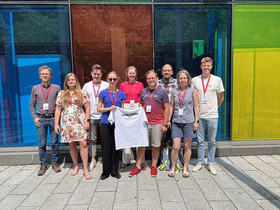 Gruppenbild der Mitglieder des IMOs an der ISMP 2024: Dominik H. Cebulla, Lisa-Marie Manke, Frederic Kroner, Eva Ley, Sabrina Ammann, Tim Niemann, Andreas Tillmann, Imke Joormann, Michel Lahmann (links nach rechts)