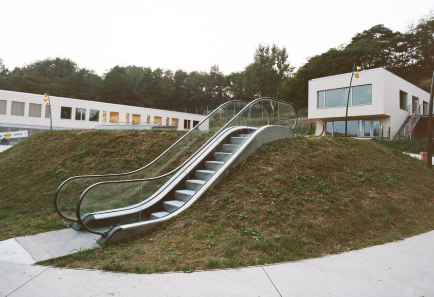 Folke Köbberling & Martin Kaltwasser, Alice im Wunderland 2013 (Rolltreppe)