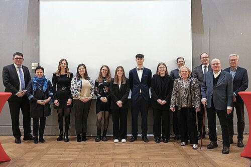 Die Preisträger*innen mit dem Vorstand der Stiftung „Braunschweiger Bürgerpreis“ und den Förderern: (v. l.) Henning Karsten, Karin Babke-Hauk, Ronja Friedhoff, Lisa-Marie Jalyschko, Luca Madita Nieding, Nele Rosenkranz, Georg Schewtschuk, Larissa Ornat, Frank Peter Adam, Brigitte Blum, Prof. Markus Henke, Carl Peter Langerfeldt, Prof. Harald Budelmann. 