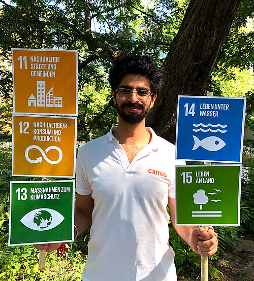 Arjun Arora hält SDG 11 bis 15 in den Händen. 