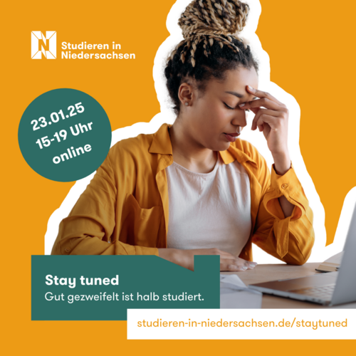 Eine junge Frau sitzt vor ihrem Laptop und hält sich verzweifelt die Stirn. Darunter steht Stay tuned gut gezweifelt ist halb studiert. am 23. Januar 2025 von 15 bis 19 Uhr.