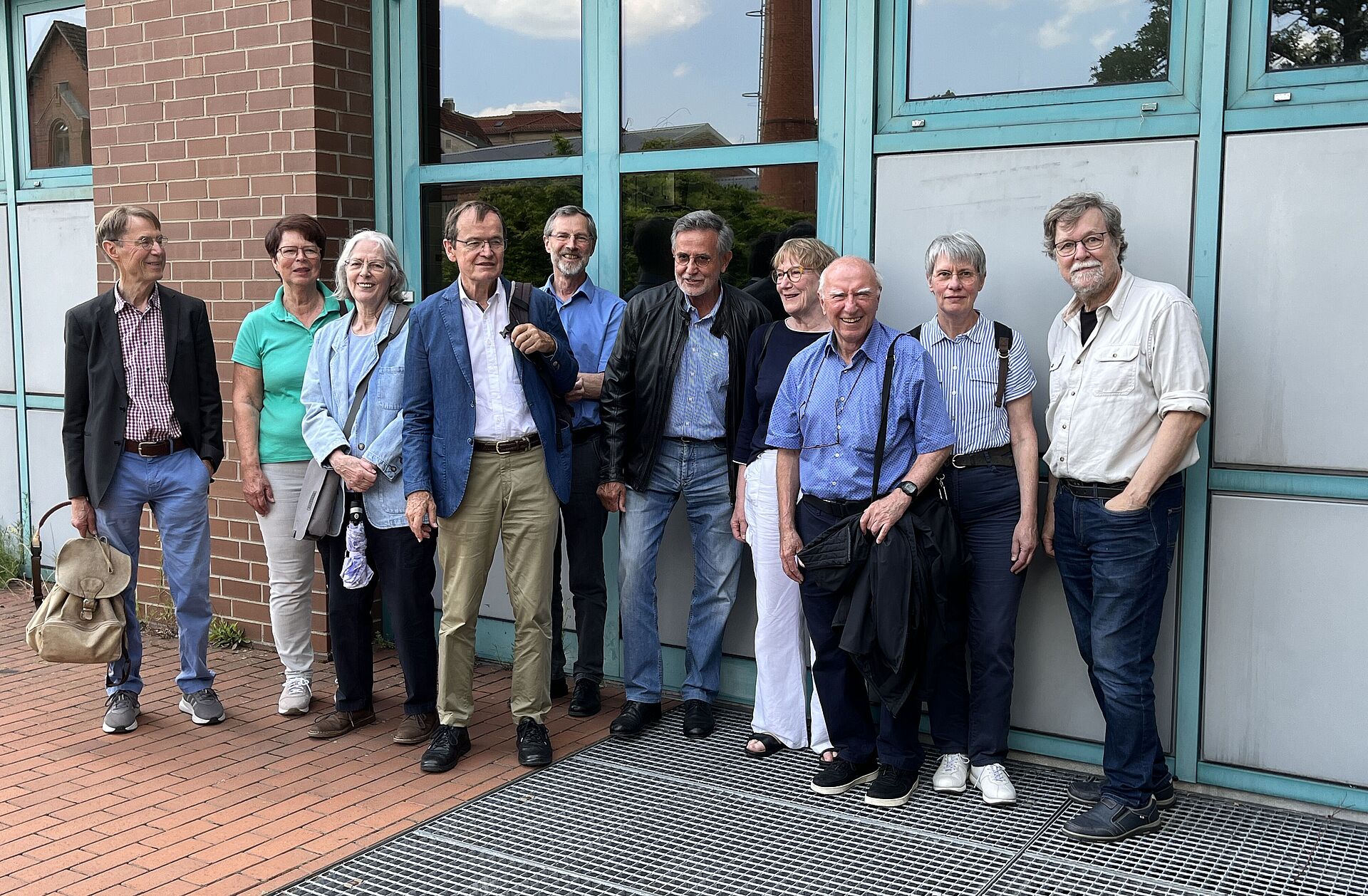 A fotograph showing Biotechnology alumni and Prof. Dr Stefan Dübel (right) in front of the biotechnology laboratory of the Department of Biotechnology at the Institute of Biochemistry, Biotechnology and Bioinformatics on 8 June 2024