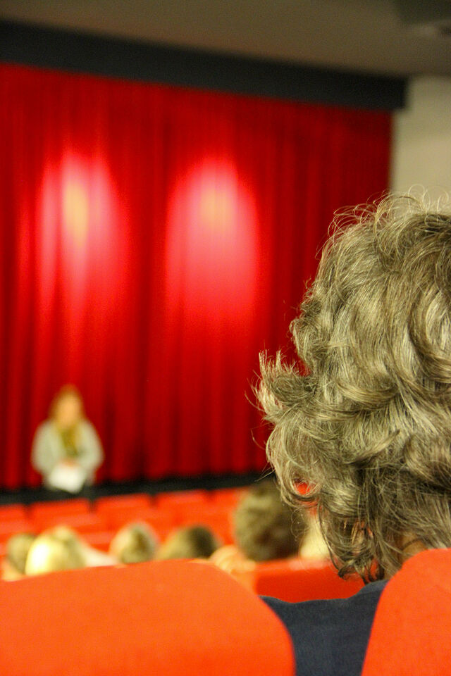 Filmvorführung, Blick auf den geschlossenen Vorhang