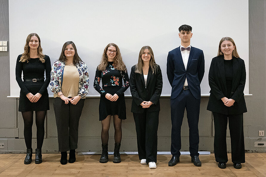 Die Preisträger*innen des diesjährigen „Braunschweiger Bürgerpreises“: Ronja Friedhoff, Lisa-Marie Jalyschko, Luca Madita Nieding, Nele Rosenkranz, Georg Schewtschuk, Larissa Ornat. 