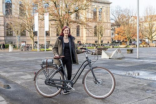 Studentin Merle Riecke mit ihrem Fahrrad auf dem Forumsplatz