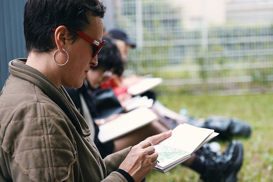 Die Grafikdesignerin Elisa Cordero-Jahr währen des Seminars mit Studierenden des Instituts für Landschaftsarchitektur. 