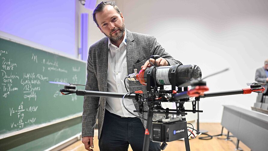 Prof. Michael Heere mit der Wasserstoff-Drohne.