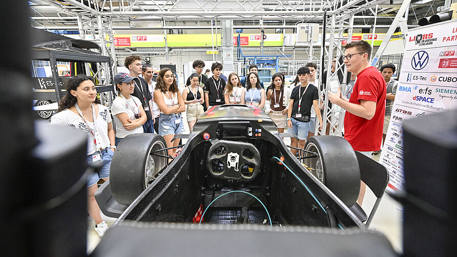 Das Lions Racing Team stellt sich und den Rennwagen vor.