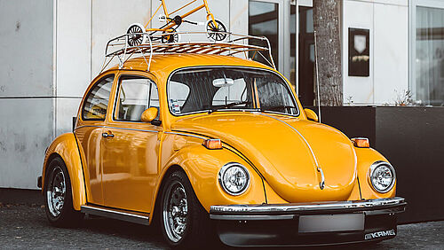 A yellow Volkswagen Käfer