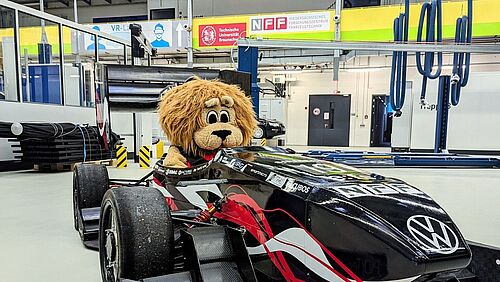 SportLeo im LRT-Rennwagen im NFFTechnikum