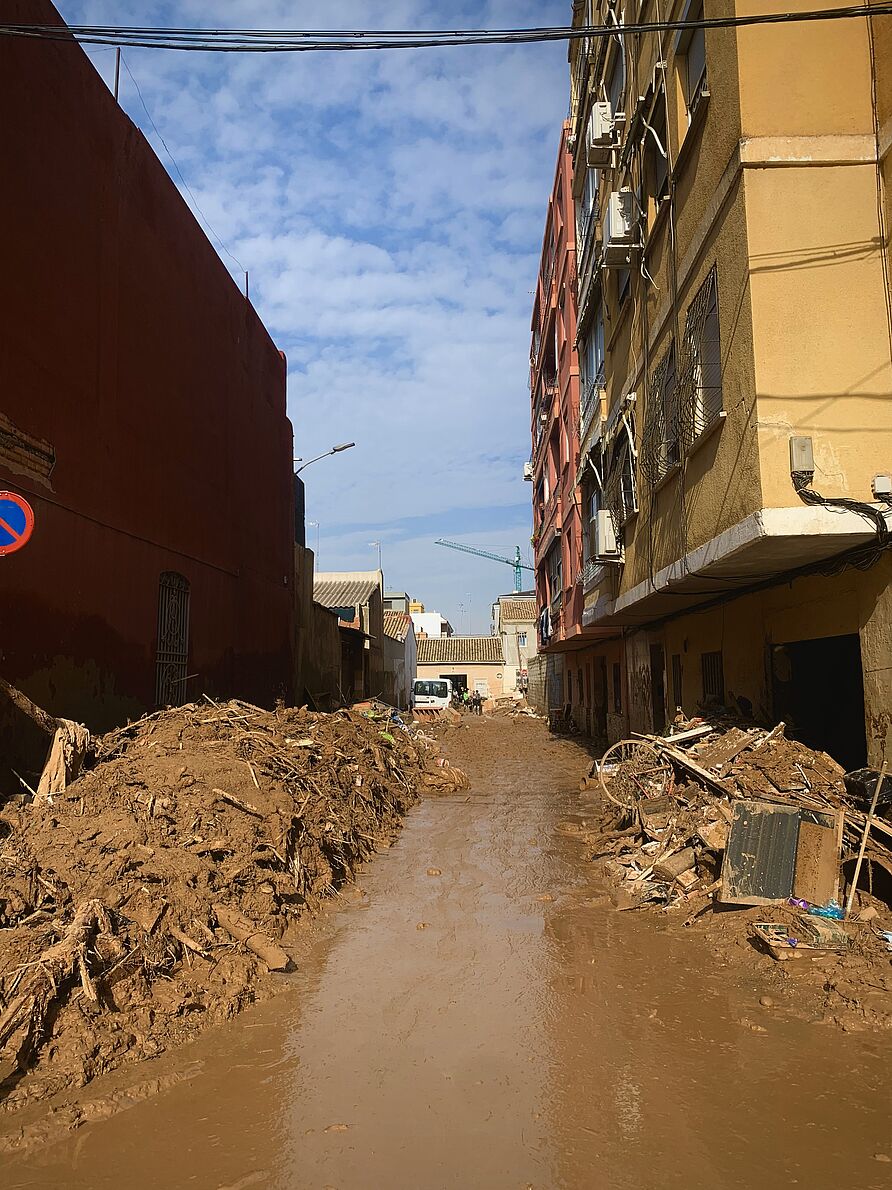 Massanassa: Das Stadtbild ist geprägt durch Müllhaufen aus zerstörten Möbeln und privaten Objekten