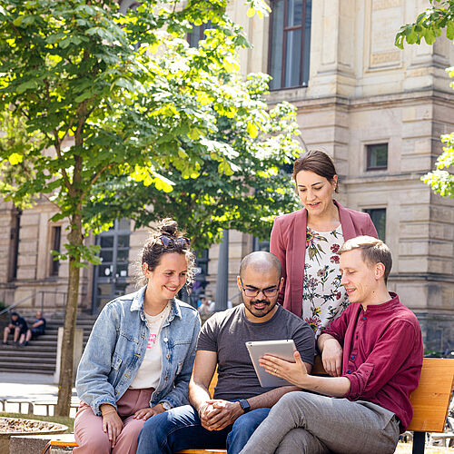 Mitarbeitende vor dem Altgebäude der TU Braunschweig