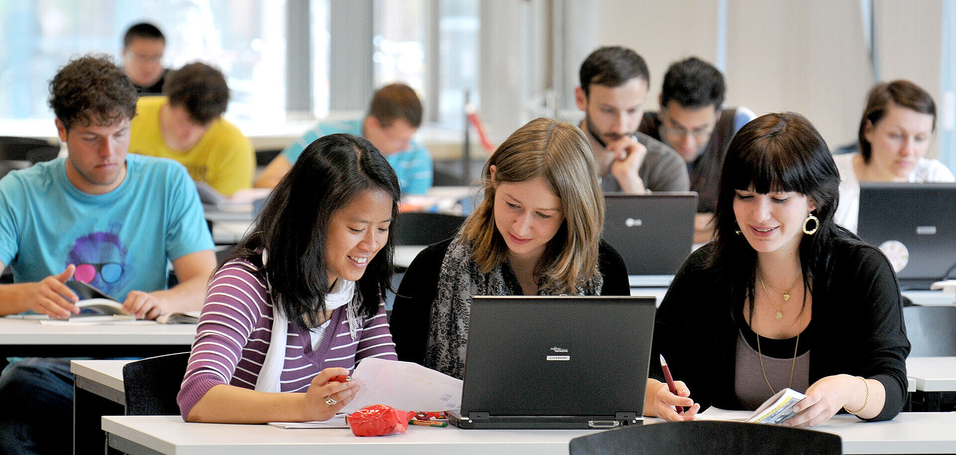 Studierende im Tünzelsaal der Universitätsbibliothek