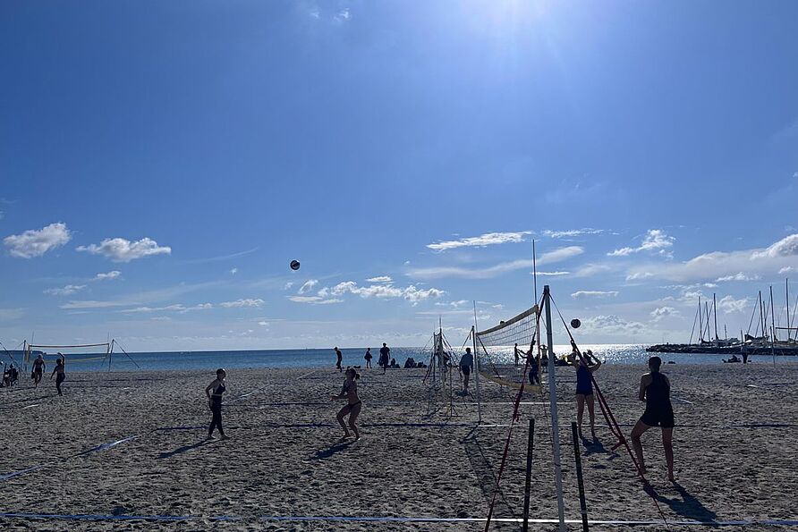 In meiner Freizeit spiele ich gerne Beachvolleyball – wie hier bei einem Turnier am Strand in Kerteminde.