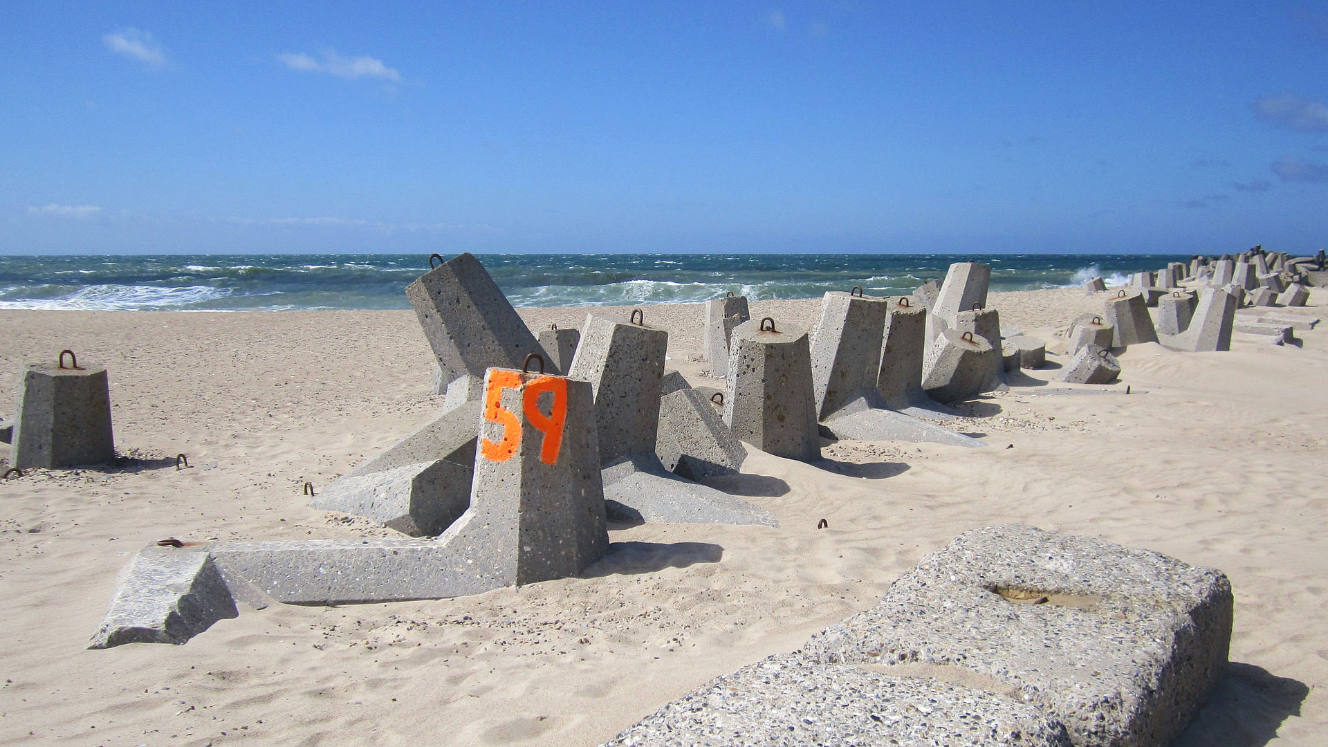 Betonformsteine im Sand