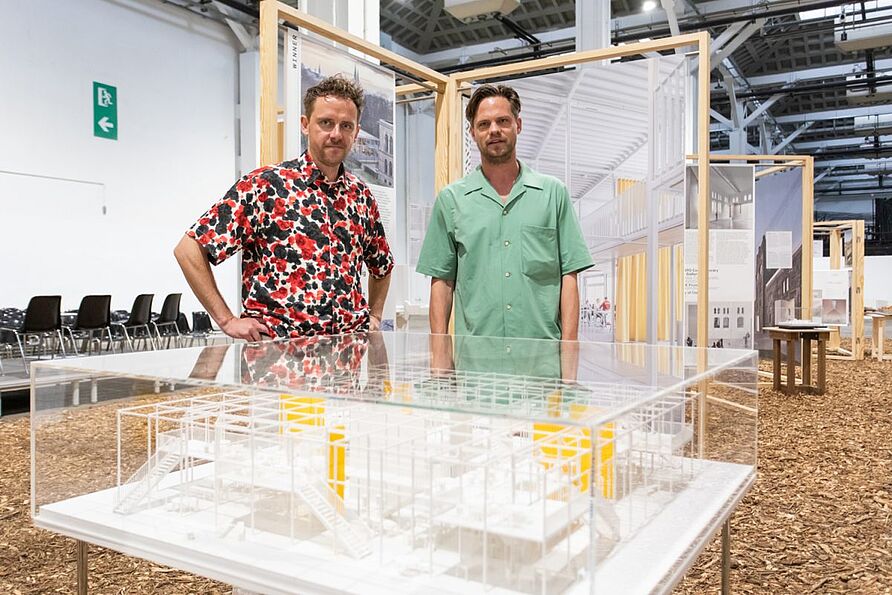 In der Ausstellung anlässlich der Preisverleihung wurden auch die Modelle der ausgewählten Projekte gezeigt. Max Hacke und Gustav Düsing vor dem Modell des Studierendenhauses.