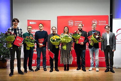 Die Preisträger Florian von Malottky, Dr. Mehdi Maboudi, Prof. Dr.-Ing. Markus Gerke, Prof. Dr. Marc Walter, Hazal Kutluk, Dr. Arne Schmidt, Tobias Rahm freuten sich mit Prof. Knut Baumann über die Auszeichnung für die beste Lehre.