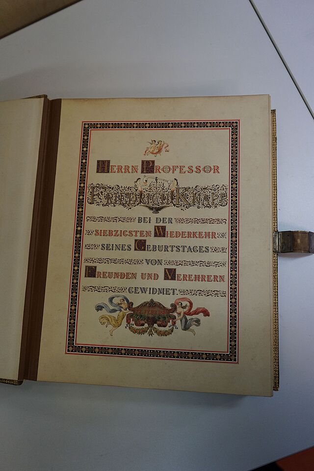 Titelblatt mit der Widmung: "Herrn Professor Friedrich Knapp bei der siebzigsten Wiederkehr seines Geburtstages von Freunden und Verehrern gewidmet", 22. Februar 1884.