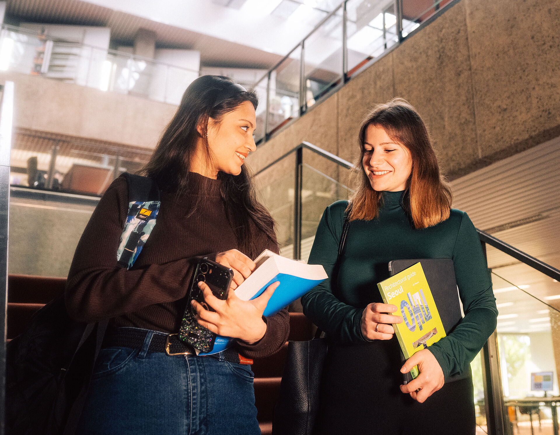 Studierende auf Treppe